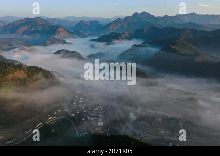 (230612) -- HANGZHOU, 12 giugno 2023 (Xinhua) -- questa foto aerea scattata il 10 marzo 2023 mostra una vista della città di Pingmen della contea di Chun'an a Hangzhou, provincia di Zhejiang nella Cina orientale. Nel giugno 2003, Zhejiang ha lanciato il programma di rinascita rurale Verde, che prevede di rinnovare circa 10.000 villaggi incorporati e di trasformare circa 1.000 villaggi centrali tra loro in esempi di prosperità moderata sotto tutti gli aspetti. Grazie al programma, l'immagine della campagna è stata completamente innalzata nella Provincia di Zhejiang. Un totale di 2.170 villaggi e oltre 3 milioni di belle cortya rurali Foto Stock