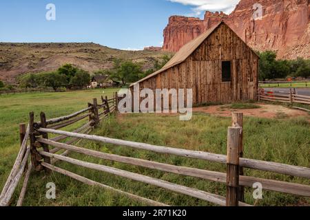 Casa sulla prateria, con una parete rocciosa sullo sfondo. Situato nel centro-sud dello Utah, nel cuore della regione delle rocce rosse, il Capitol Reef National Park U Foto Stock