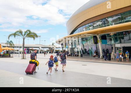 Aeroporto internazionale di Faro, con turisti e viaggiatori, Algarve, Portogallo Foto Stock