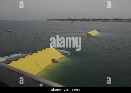 Barriere del sistema MOSE per proteggere Venezia dall'acqua alta Foto Stock