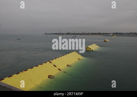 Barriere del sistema MOSE per proteggere Venezia dall'acqua alta Foto Stock