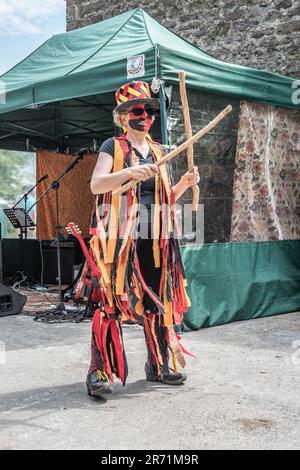 Spettacolo dei Flagcrackers di Craven al Cappelside Farm Open Farm Day tenutosi a Rathmell (North Yorkshire) il 11th giugno 2023. Foto Stock