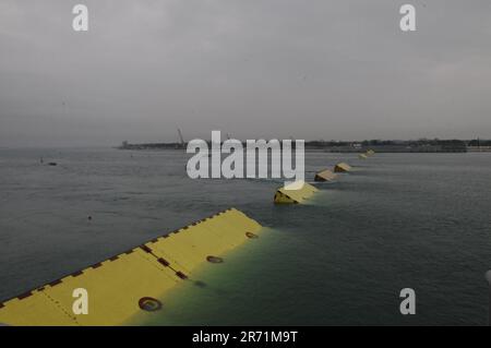 Barriere del sistema MOSE per proteggere Venezia dall'acqua alta Foto Stock