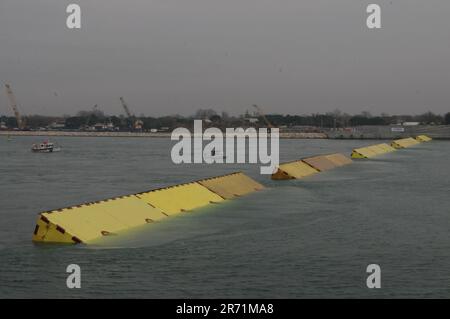 Barriere del sistema MOSE per proteggere Venezia dall'acqua alta Foto Stock