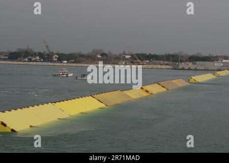 Barriere del sistema MOSE per proteggere Venezia dall'acqua alta Foto Stock