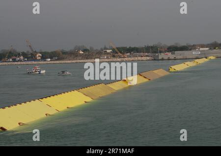 Barriere del sistema MOSE per proteggere Venezia dall'acqua alta Foto Stock