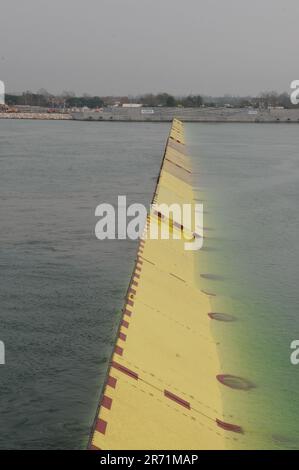 Barriere del sistema MOSE per proteggere Venezia dall'acqua alta Foto Stock