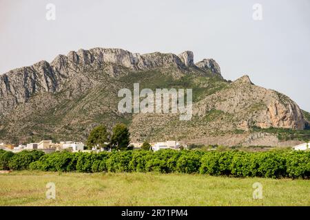 Montagna a forma di faccia indiana Foto Stock