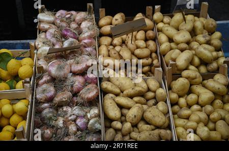 Mercato agricolo siciliano con patate fresche biologiche, cipolle dolci e limoni a Catania Sicilia, Italia. Foto Stock