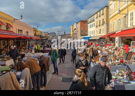 Nizza, Francia - 29 gennaio 2018: Il mercato dell'antiquariato di Brocante al Cours Saleya Place al Sunny Winter Day. Foto Stock