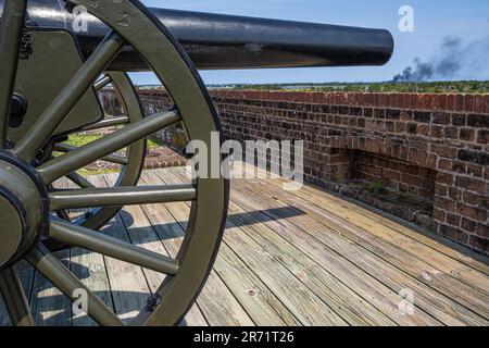 Terreplein (livello superiore) vista del cannone a Fort Pulaski sull'isola di Cockspur lungo il fiume Savannah a Savannah, Georgia. (USA) Foto Stock