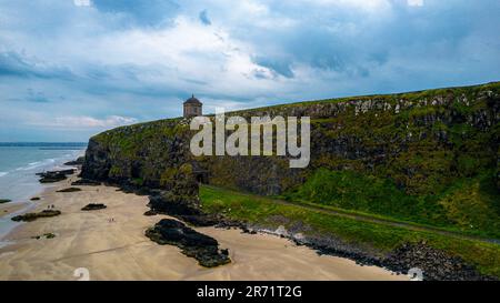 Londonderry 2022. Veduta aerea della costa rocciosa e del Tempio di Mussenden. Siamo in una giornata di sole estate. Agosto 2022 Castlerock, Irlanda del Nord Foto Stock