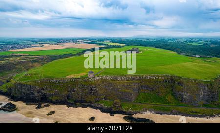 Londonderry 2022. Veduta aerea della costa rocciosa e della Downhill House e del Tempio di Mussenden. Agosto 2022 Castlerock, Irlanda del Nord Foto Stock