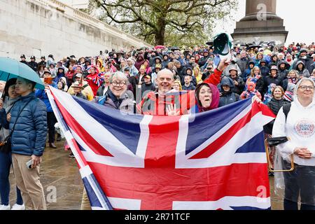 Inghilterra, Londra, The Mall, persone che celebrano l'incoronazione di Re Carlo III in una piovosa 6th 2023 maggio. Foto Stock