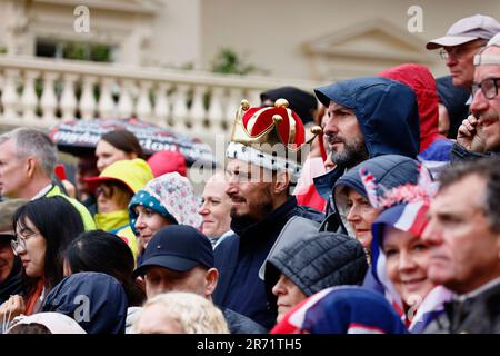 Inghilterra, Londra, The Mall, persone che celebrano l'incoronazione di Re Carlo III in una piovosa 6th 2023 maggio. Foto Stock