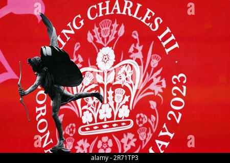 Inghilterra, Londra, Piccadilly Circus, 6th maggio 2023, incoronazione di Re Carlo III mostra dietro la statua di Eros la statua greca dell'amore. Foto Stock