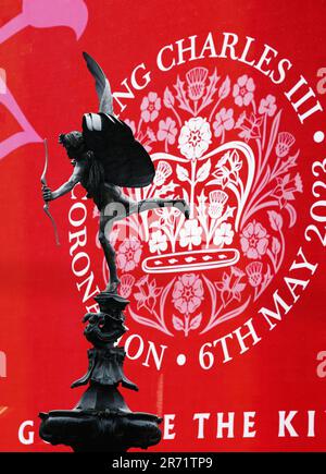 Inghilterra, Londra, Piccadilly Circus, 6th maggio 2023, incoronazione di Re Carlo III mostra dietro la statua di Eros la statua greca dell'amore. Foto Stock