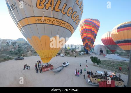 Ballon ad aria calda che atterra dopo aver superato Cappadocia, Turchia Foto Stock
