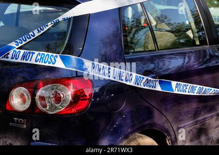 Trasporti, strada, Auto con nastro di polizia dopo essere stato coinvolto in un incidente, Cranbrook, Kent, Inghilterra. Foto Stock