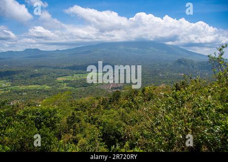 La vista dal tempio "pura Penataran Agung Lempuyang" al vulcano Gunung Agung Foto Stock