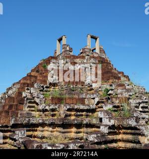 Cielo sfondo chiaro per la cima di un'antica piramide di pietra in Cambogia, una rovina medievale del sud-est asiatico. Foto Stock