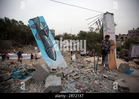 Murales dipinti in una casa distrutta nei recenti combattimenti con Israele a Deir al-Balah, striscia centrale di Gaza. I residenti del quartiere hanno allestito murales e mostre di missili e scrapnel israeliani in una mostra destinata a richiamare l'attenzione sui danni alle loro case. Città di Gaza. Palestina. Foto Stock