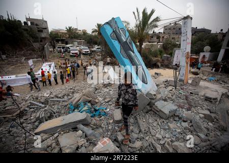 Murales dipinti in una casa distrutta nei recenti combattimenti con Israele a Deir al-Balah, striscia centrale di Gaza. I residenti del quartiere hanno allestito murales e mostre di missili e scrapnel israeliani in una mostra destinata a richiamare l'attenzione sui danni alle loro case. Città di Gaza. Palestina. Foto Stock