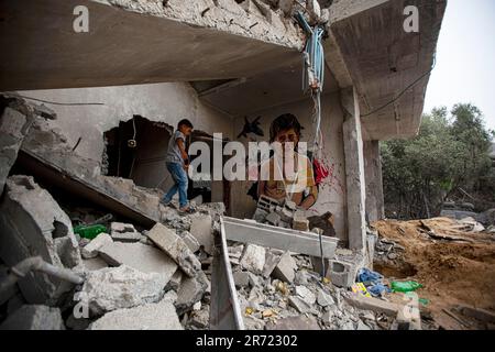 Murales dipinti in una casa distrutta nei recenti combattimenti con Israele a Deir al-Balah, striscia centrale di Gaza. I residenti del quartiere hanno allestito murales e mostre di missili e scrapnel israeliani in una mostra destinata a richiamare l'attenzione sui danni alle loro case. Città di Gaza. Palestina. Foto Stock