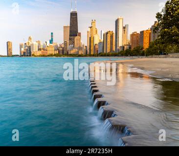 Una splendida vista di Chicago dalla spiaggia di North avenue lunga esposizione con onde dal lago Michigan Foto Stock