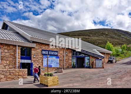 Aviemore Scozia inizio estate Cairngorm montagna la stazione base e l'ingresso alla ferrovia di montagna con i visitatori Foto Stock