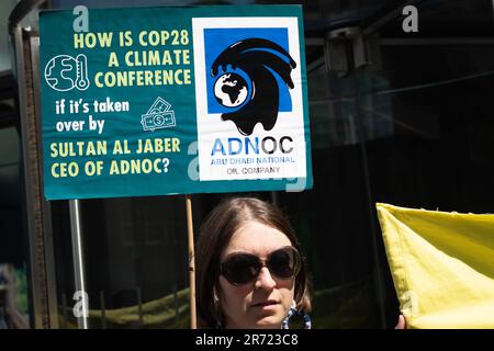 Londra, Regno Unito. 12 giugno, 2023. Una coalizione che comprende Global Justice Now, Extinction Rebellion e Debt Justice protesta la nomina del CEO della Abu Dhabi National Oil Company (ADNOC), Sultan al Jaber, come presidente del vertice sul clima delle Nazioni Unite del COP28, al di fuori degli uffici dell'associazione dell'industria petrolifera e del gas IPIECA. I critici osservano che mentre il COP28 esiste per creare politiche volte a limitare l’aumento della temperatura globale, ADNOC prevede di aumentare la produzione di combustibili fossili. Credit: Ron Fassbender/Alamy Live News Foto Stock