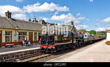 Strathspey Steam Railway Scozia inizio estate il treno a vapore LMS 5025 arriva alla stazione Boat of Garten Foto Stock