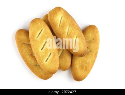 Cracker salati su sfondo bianco. Biscotti croccanti vista dall'alto. Vista dall'alto di cracker ovali sottili a basse calorie. Snack gustosi Foto Stock