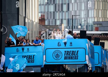 Autobus scoperti di Manchester City davanti alla Treble Parade di Manchester. Manchester City ha completato gli alti (Champions League, Premier League e fa Cup) dopo la vittoria del 1-0 sull'Inter Milan a Istanbul, che ha garantito loro la gloria Champions League. Data immagine: Lunedì 12 giugno 2023. Foto Stock