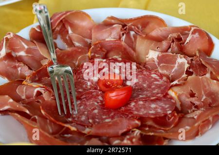 Assortimento di vari tipi di salumi italiani. Salame, prosciutto crudo, soppressata, capocollo Foto Stock