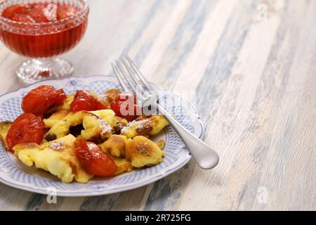 Kaiserschmarren mit Pflaumenkompott, soffice pancake strapazzate austriaco con composta di susine Foto Stock