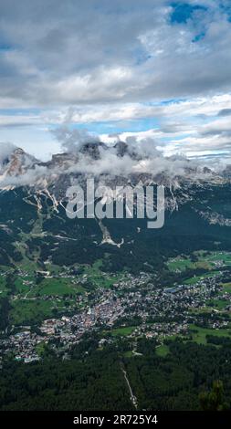 Una splendida vista sulla campagna di una cittadina situata ai piedi di una maestosa catena montuosa Foto Stock