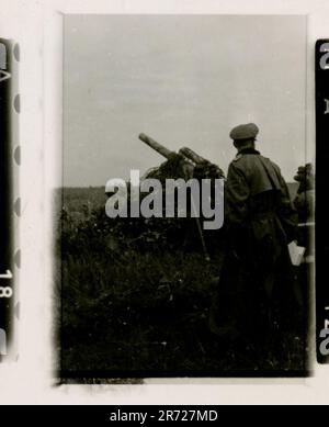 SS fotografo Büschel della Leibstandarte Adolf Hitler in Russia e Italia 1943. Soldati in azione, Tiger IS e StuGs lancio, artiglieria e fanteria avanzata. Devastata armatura russa, cena formale in mezzo al caos, premi concessi, calcio rompe la tensione, scorci di Roma, e sequestro attrezzature italiane rivelano la complessità della guerra Foto Stock