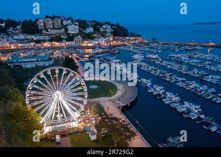 Torquay, Devon, United Kingdom.The English Riviera Wheel brilla attraverso Torquay Marina. Immagine aerea. 28th maggio 2023. Foto Stock