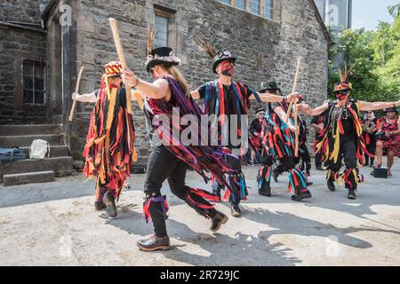 Flagcrackers of Craven Morris Side che si esibiscono presso la Cappelside Farm, Rathmell, Open Farm Day, 13th giugno 2023, Foto Stock