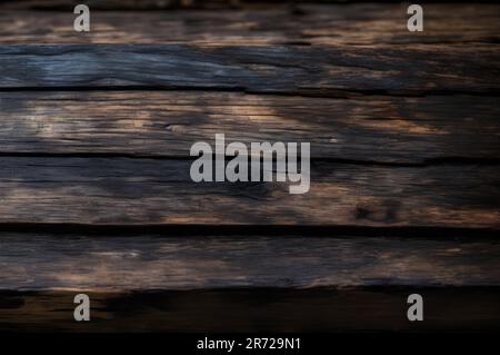 Vecchi pavimenti in legno con tracce di nero bruciato su sfondi astratti e texture. Foto Stock