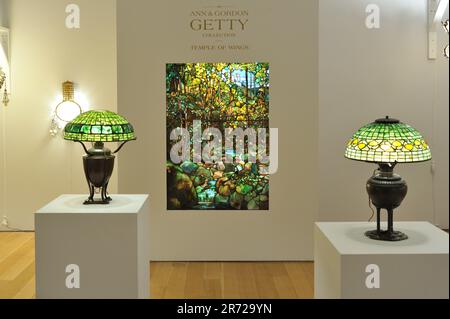 New York, Stati Uniti. 09th giugno, 2023. Lampade e vetrine Tiffany della collezione di Ann e Gordon Getty in mostra al Christie's di New York, NY, il 9 giugno 2023. (Foto di Stephen Smith/SIPA USA) Credit: Sipa USA/Alamy Live News Foto Stock