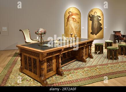 New York, Stati Uniti. 09th giugno, 2023. L-R: Mark Hopkins Family American Aesthetic Movement Table, attribuito a Herter Brothers, valore stimato $20-30.000; Una ragazza danzante con cembali in una veste bianca di Frederic, Lord Leighton, valore stimato $100-200.000; E Dancing Girl con cembali in un Green Rober di Frederic, Lord Leighton, estimato valore $ 100-150.000, dalla collezione di Ann e Gordon Getty in mostra al Christie's di New York, NY il 9 giugno 2023. (Foto di Stephen Smith/SIPA USA) Credit: Sipa USA/Alamy Live News Foto Stock