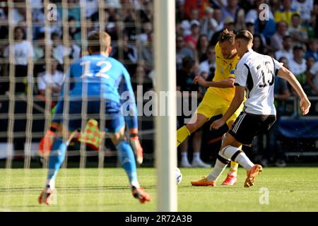 Brema, Germania. 12th giugno, 2023. Calcio: Partita internazionale, Germania - Ucraina, a wohninvest Weserstadion. Andriy Yarmolenko dall'Ucraina e Nico Schlotterbeck (r) in Germania combattono per la palla davanti al portiere tedesco Kevin Trapp (l). NOTA IMPORTANTE: In conformità alle norme della DFL Deutsche Fußball Liga e del DFB Deutscher Fußball-Bund, è vietato utilizzare o utilizzare fotografie scattate nello stadio e/o della partita sotto forma di sequenze di immagini e/o serie di foto simili a video. Credit: Federico Gambarini/dpa/Alamy Live News Foto Stock