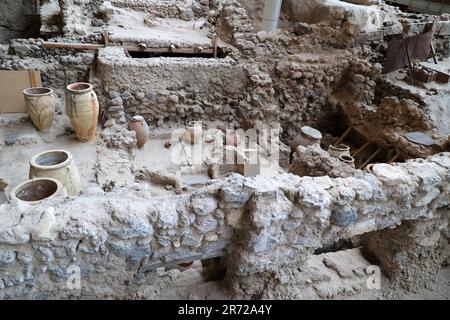 Anfore presso il sito archeologico di Akrotiri sull'isola greca delle Cicladi di Santorini-Grecia Foto Stock