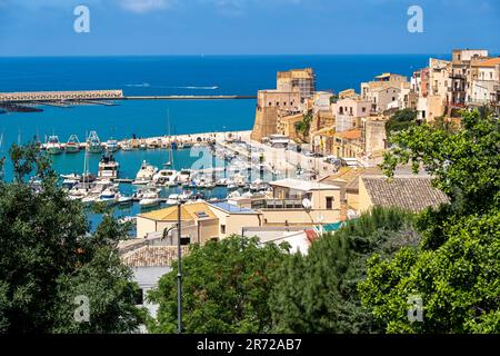 Vista elevata sul porto di Castellammare del Golfo. Trapani, Sicilia, Italia, Europa. Foto Stock