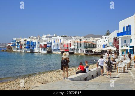 Chora, Mykonos, maggio 2023. La piccola Venezia è costruita sul bordo delle acque ed è un'area d'élite che attrae celebrità e turisti. E' famoso per l'alluvione Foto Stock