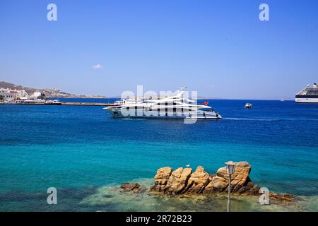 Yacht di lusso ormeggiato a Mykonos, con un bel mare turchese Foto Stock