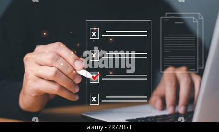 Gestione dei documenti elettronici ambiente di lavoro senza carta, firma elettronica, firma elettronica, gestione dei documenti l'uomo firma un documento elettronico sul documento digitale b Foto Stock