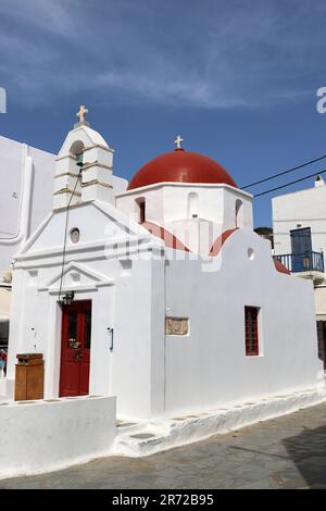 Chiesa di Mykonos-Agia Anna – chiesa greca con cupola rossa Foto Stock